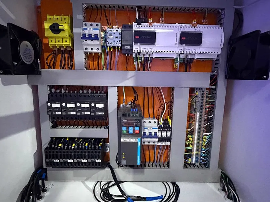Quadro de comando elétrico montado e identificado pela equipe da Automatiza.